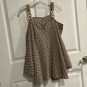 NWOT Women’s cute blou with gold colored acc on both straps and butterfly arms.